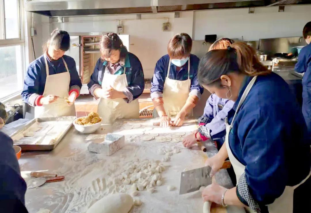 送料機(jī)廠包餃子活動(dòng)